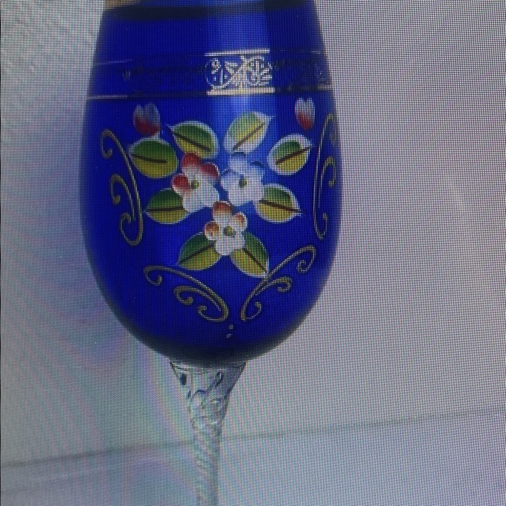 Elegant Blue Floral Wine Glass